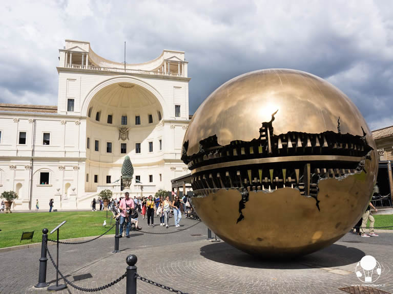 Esfera con esfera de Pomodoro en el Patio de la Piña en los Museos Vaticanos en Roma